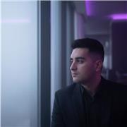 Profesor de lengua imparte clases a niños de todas las edades